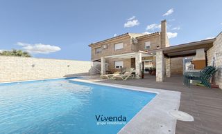 Semi detached house  Calle fariñas bricio. Tu refugio de tranquilidad con piscina privada en cedillo del co