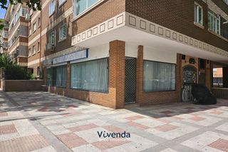 Lloguer Local Comercial  Avenida campohermoso de. Haz visible tu negocio local con 12 metros de escaparate en las