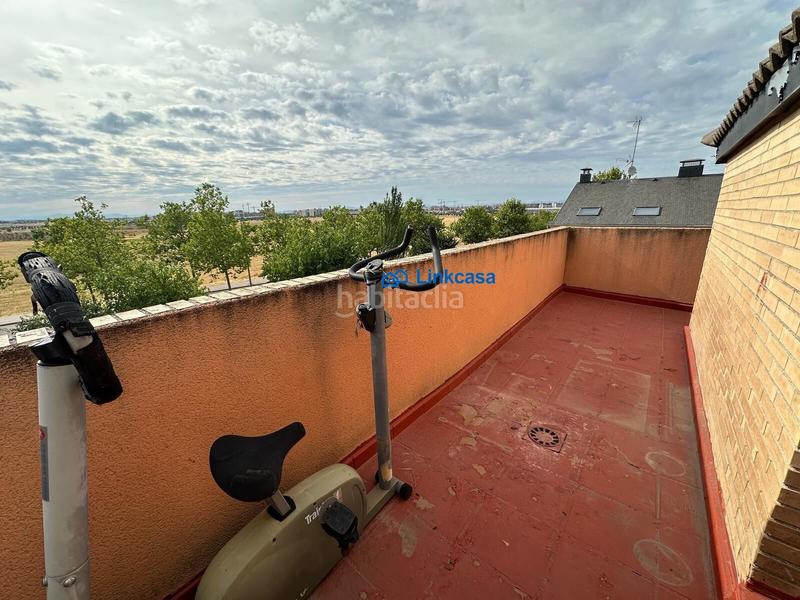 Foto 3aad3c26-8526-41d4-8d56-c8d48e8f7b7e. Casa adossada amb calefacció aparcament piscina a Fuenlabrada