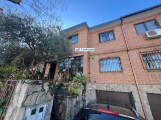 Semi detached house  Avenida principe de asturias. Chalet adosado de 5 dormitorios con garaje y piscina en la zona