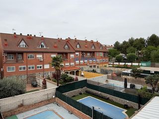 Xalet  Calle lagartijo. Chalet en velilla de san antonio  madrid 269 m2 con piscina