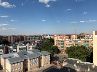 Pis  Calle avenida de la mancha. Piso de 4 dormitorios y terraza con ascensor y trastero en la zo