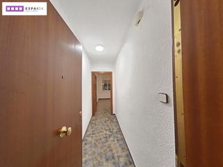 Piso  Plaça goya. Piso bajos en buen estado