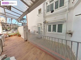 Pis  Carrer de nonell. Piso con terraza reformado