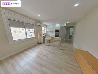 Pis  Carrer serra de la salut 5. Vivienda en  1ª planta solo 3 vecinos