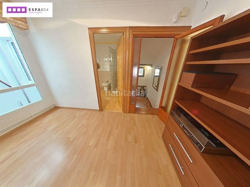 Foto be16c4e2-5b7b-490c-b52f-d46df2de2b65. Casa amb xemeneia calefacció a Casc Antic Ripollet
