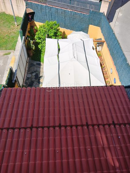 Foto 81a22a76-d9df-4099-ae37-223aff2e9f4e. Casa adossada amb xemeneia calefacció aparcament a Ripollet