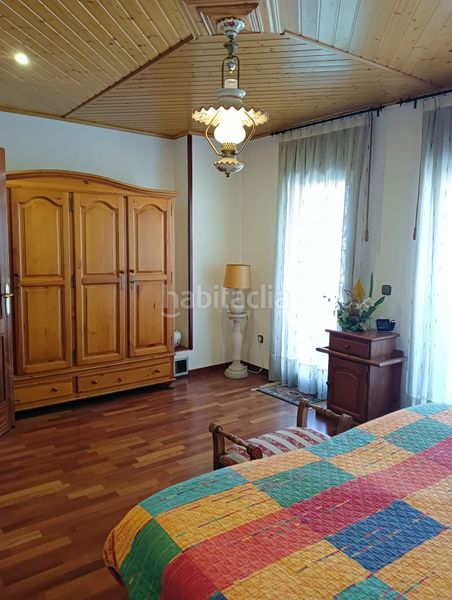 Foto ac1e2169-6308-42d2-8d0e-61b0349538d6. Casa adossada amb xemeneia calefacció aparcament a Ripollet
