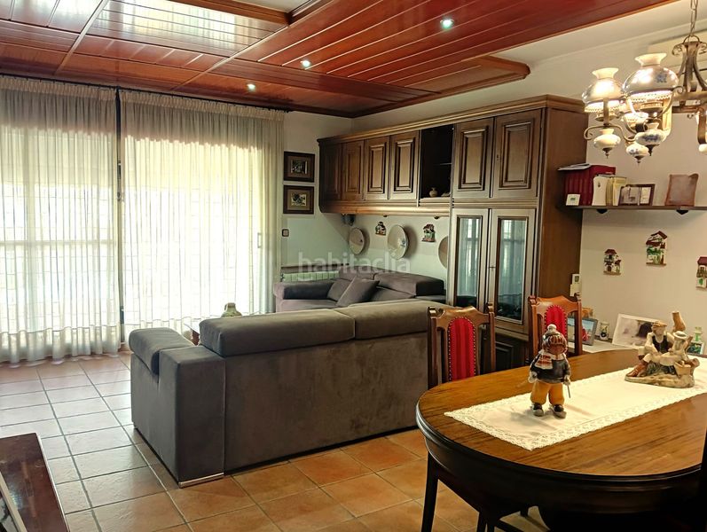 Foto ce188012-fd11-4694-aaf5-acc4ff061f6e. Casa adossada amb xemeneia calefacció aparcament a Ripollet