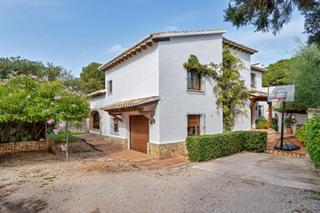 Xalet a El Montgó. Magnifica villa con piscina en denia.