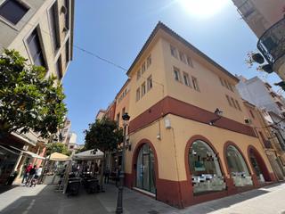 Pis  Carrer de sant antoni. Edificio esquinero en calle principal y segunda linea de mar