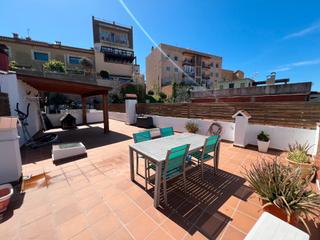 Casa adossada  Carrer de nàpols. Casa con buenas vistas y gran terraza