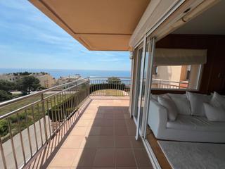 Pis a Volta de l´Ametller. Apartamento esquinero con vistas al mar y gran zona comunitaria