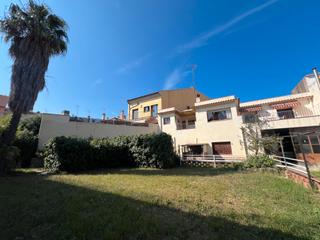 Xalet  Carrer de l'arbre del rei. Gran casa con inmenso jadín y garaje