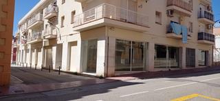 Lloguer Local Comercial  Carretera de girona. Gran local comercial esquinero y con muchas posibilidades