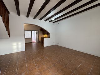 Lloguer Casa aparellada  Carrer de santa magdalena. Casa de pueblo con encanto en el ensanche