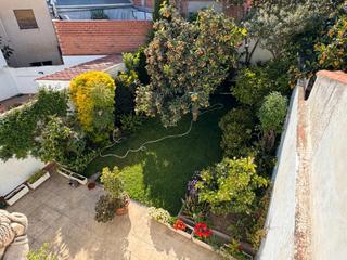 Casa adossada  Carrer de miquel surís. Casa con jardin privado y garaje en el centro de sant feliu