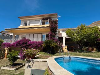Xalet  Carrer de burgos. Chalet en el casco urbano con piscina, jardin y 4 plazas de park