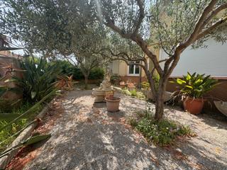 Maison  Carrer de la ribagorça. Casa de una sola planta en zona residencial