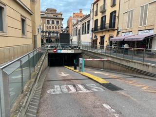 Aparcament cotxe a Plaça del mercat 7. Plaza de parking en la plaza del mercado