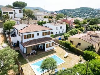 Xalet  Avinguda valncia. Villa con piscina, jardn y paneles solares en zona tranquila de
