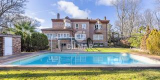 Xalet a Pueblo. Este impresionante chalet independiente se encuentra en una de l