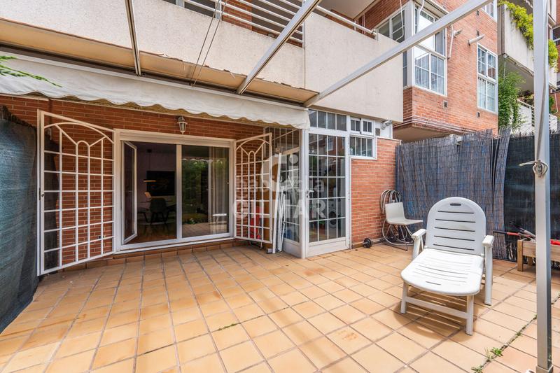 Foto 0ddc2170-c270-4ca7-8d81-952c5bc98ad1. Planta baja ubicado , este impresionante bajo con jardín se encuentra en una urbanización residencial cerrada que garanti en Pozuelo de Alarcón