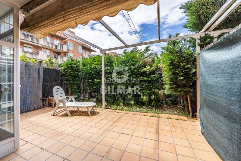 Foto 0e41328e-bf41-4cb9-8f8d-f66a5ae7a7ed. Planta baja ubicado , este impresionante bajo con jardín se encuentra en una urbanización residencial cerrada que garanti en Pozuelo de Alarcón