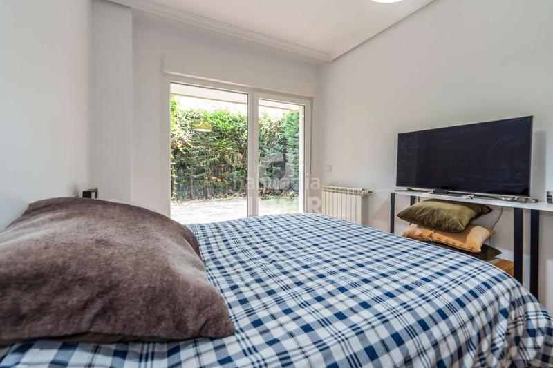 Foto 10870a94-9b6d-4eb0-91cb-c6f1522f8a17. Planta baja ubicado , este impresionante bajo con jardín se encuentra en una urbanización residencial cerrada que garanti en Pozuelo de Alarcón