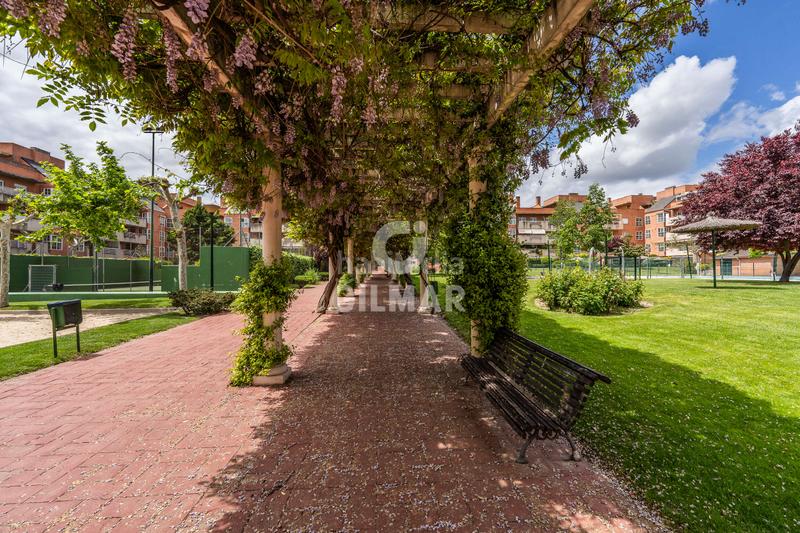 Foto 148d5549-1154-43c5-b5f1-c5933be2132b. Planta baja ubicado , este impresionante bajo con jardín se encuentra en una urbanización residencial cerrada que garanti en Pozuelo de Alarcón