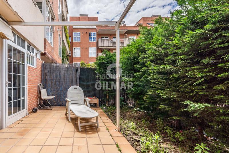 Foto 20ceaf4a-8170-402e-a91f-39e045e7a641. Planta baja ubicado , este impresionante bajo con jardín se encuentra en una urbanización residencial cerrada que garanti en Pozuelo de Alarcón