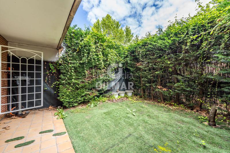Foto 54c9f215-9e76-458e-aea4-beaa3bc4f7cb. Planta baja ubicado , este impresionante bajo con jardín se encuentra en una urbanización residencial cerrada que garanti en Pozuelo de Alarcón