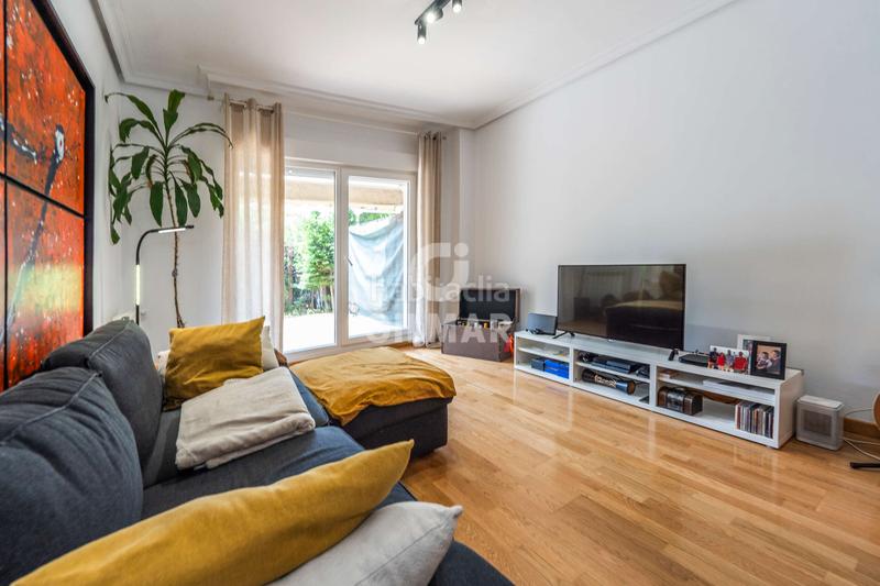 Foto 6d5a9f9c-f1d5-439b-aa05-6778cc929640. Planta baja ubicado , este impresionante bajo con jardín se encuentra en una urbanización residencial cerrada que garanti en Pozuelo de Alarcón