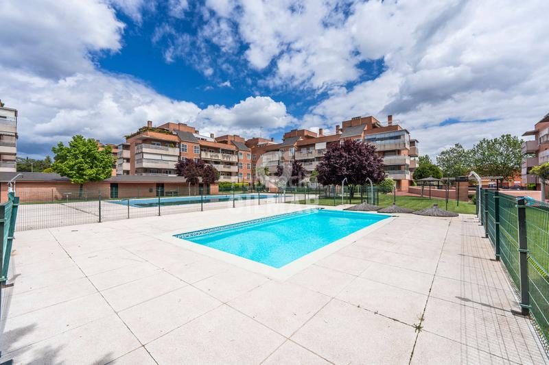 Foto 6e71ae61-7574-4156-97fa-2e6207167b23. Planta baja ubicado , este impresionante bajo con jardín se encuentra en una urbanización residencial cerrada que garanti en Pozuelo de Alarcón