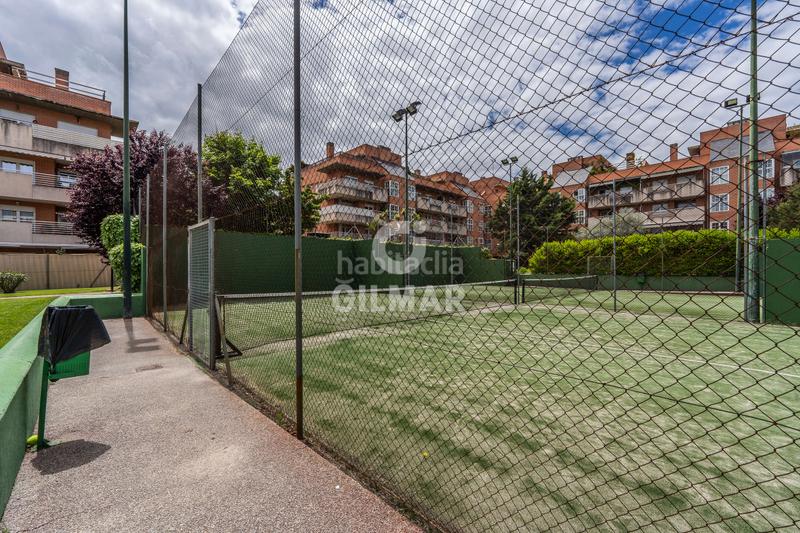Foto 70f63f61-6cc6-4d21-b8ce-5bf7b2c654d1. Planta baja ubicado , este impresionante bajo con jardín se encuentra en una urbanización residencial cerrada que garanti en Pozuelo de Alarcón