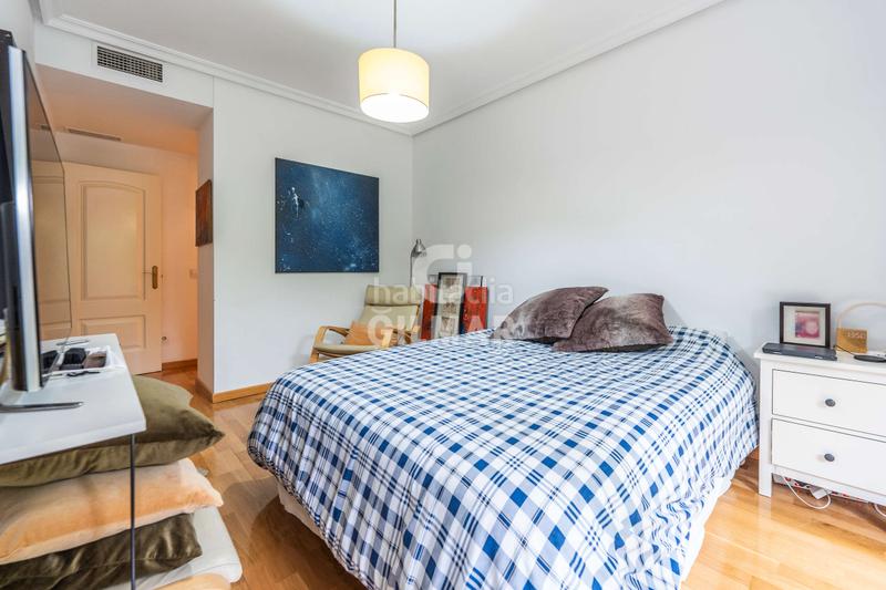 Foto 81e7b7cb-24e1-42d3-98cb-2b3f3f052465. Planta baja ubicado , este impresionante bajo con jardín se encuentra en una urbanización residencial cerrada que garanti en Pozuelo de Alarcón