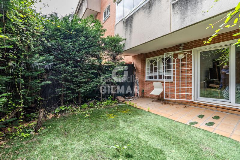 Foto 8887db7e-98c1-4c52-95ea-32653644a584. Planta baja ubicado , este impresionante bajo con jardín se encuentra en una urbanización residencial cerrada que garanti en Pozuelo de Alarcón