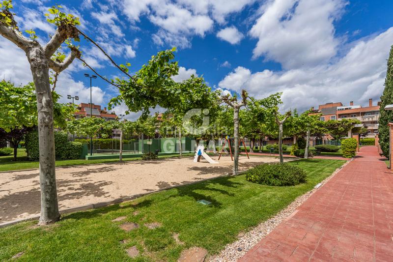 Foto a2287ab0-6b55-49c0-9904-d047fa24926b. Planta baja ubicado , este impresionante bajo con jardín se encuentra en una urbanización residencial cerrada que garanti en Pozuelo de Alarcón