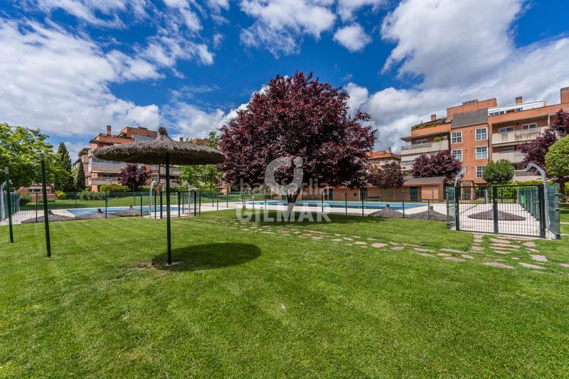 Foto aafcd320-4280-4ba0-abb7-d70bc0169d9f. Planta baja ubicado , este impresionante bajo con jardín se encuentra en una urbanización residencial cerrada que garanti en Pozuelo de Alarcón