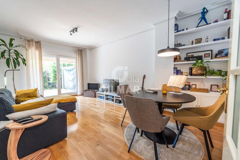 Foto bb646907-dbc8-4c4c-8261-74c59a5f31e6. Planta baja ubicado , este impresionante bajo con jardín se encuentra en una urbanización residencial cerrada que garanti en Pozuelo de Alarcón