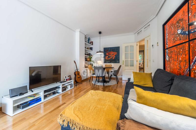 Foto d031b7a1-3a2c-468e-98fa-b93515f29dd4. Planta baja ubicado , este impresionante bajo con jardín se encuentra en una urbanización residencial cerrada que garanti en Pozuelo de Alarcón