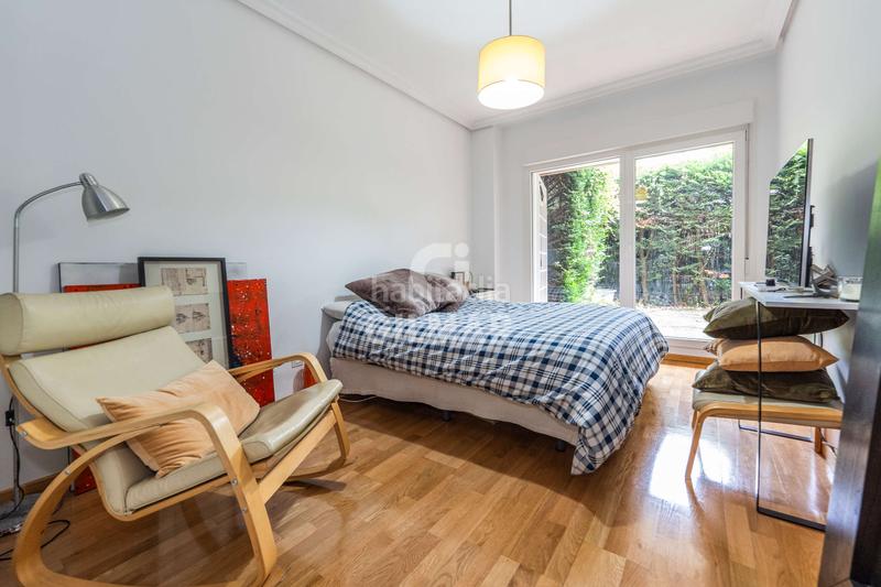 Foto d91a206c-f0a0-4bd1-ac2a-43ec16aafec0. Planta baja ubicado , este impresionante bajo con jardín se encuentra en una urbanización residencial cerrada que garanti en Pozuelo de Alarcón