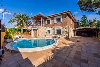 Xalet en Pueblo. Descubre este magnfico chalet independiente ubicado en el prest