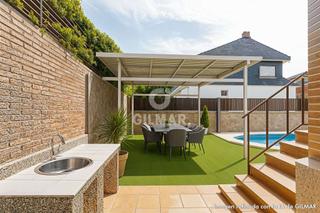 Casa aparellada a Somosaguas. Este fantástico chalé pareado se encuentra en una urbanización p