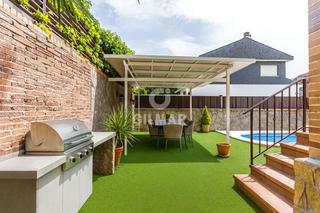 Maison jumelée à Somosaguas. Este fantástico chalé pareado se encuentra en una urbanización p