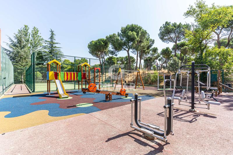 Foto 34be3bcd-a8a5-4df0-9958-4e184cb8a151. Reihenhaus mit heizung parking pool in Somosaguas Pozuelo de Alarcón