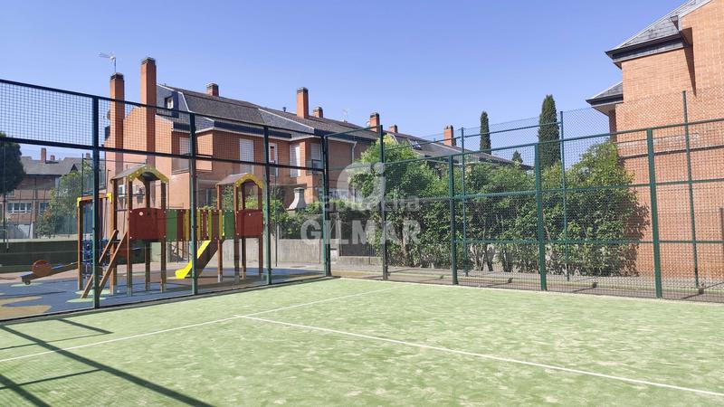 Foto 6712cf31-da57-4d8e-b36e-67c73248ab6c. Reihenhaus mit heizung parking pool in Somosaguas Pozuelo de Alarcón