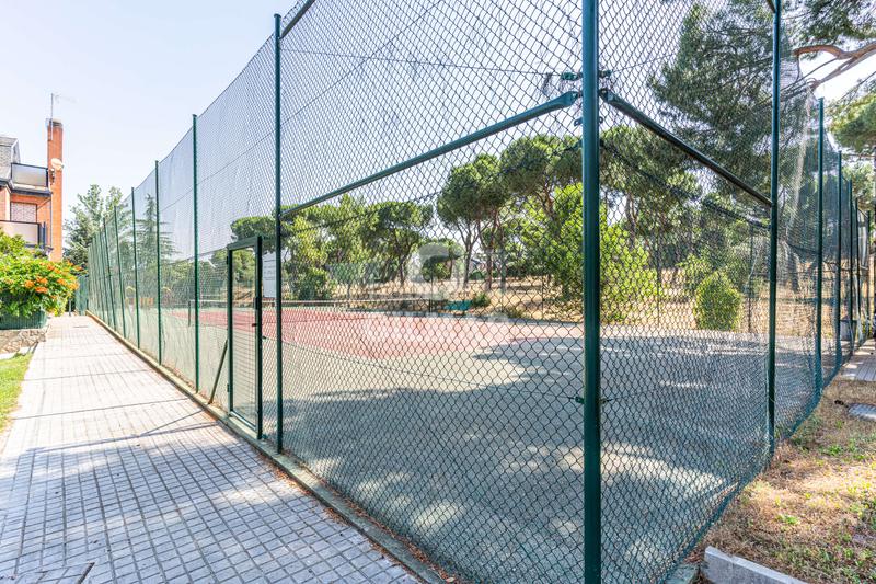 Foto 82d050a6-d11a-4a71-8dd3-682a1e07bbc9. Reihenhaus mit heizung parking pool in Somosaguas Pozuelo de Alarcón