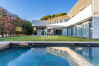Xalet en Aravaca. Vivienda unifamiliar de hormign blanco en el barrial aravacapre