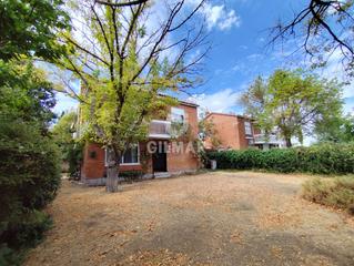 Casa aparellada a Aravaca. En el prestigioso barrio de aravaca, dentro del distrito moncloa